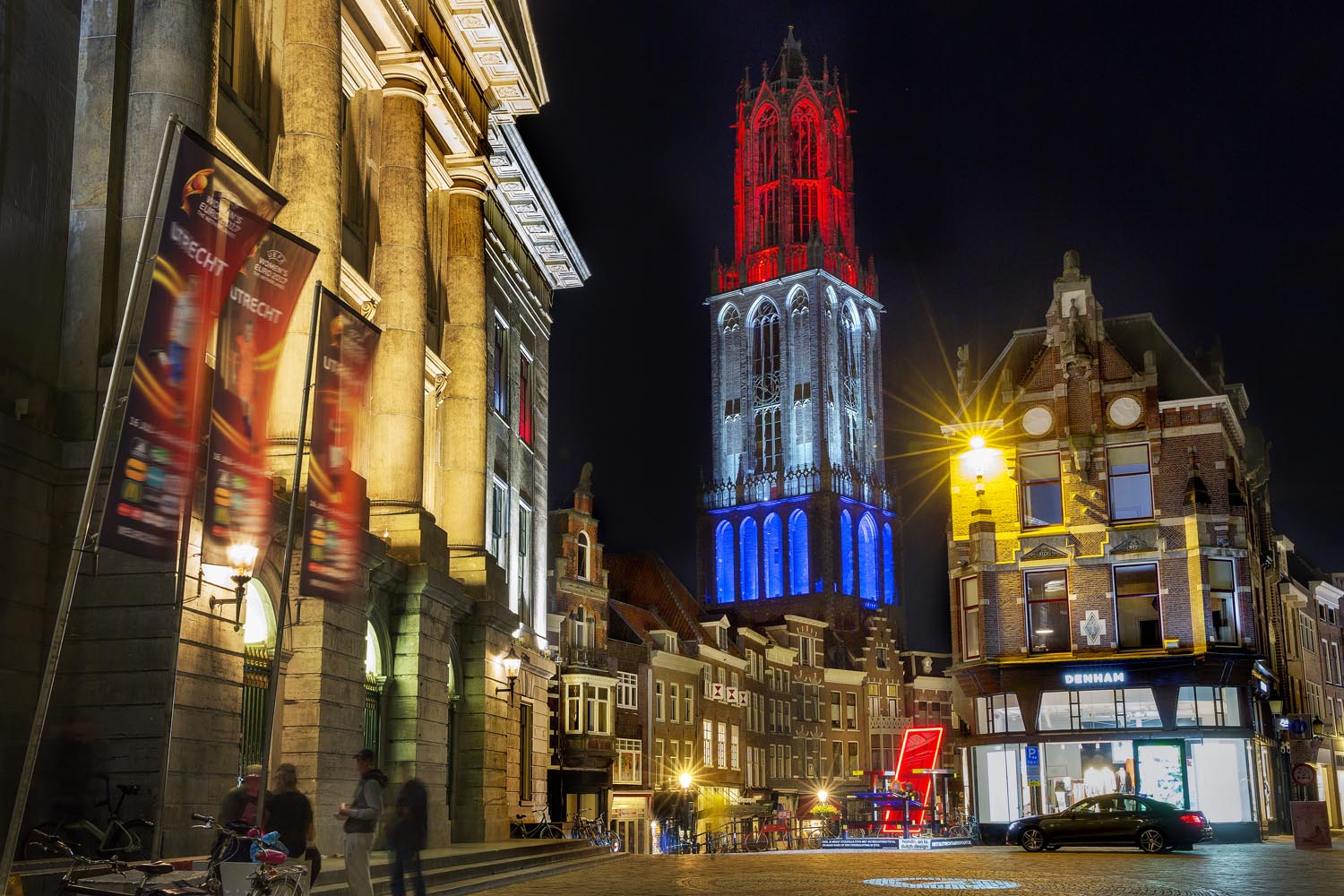 Utrechtse Dom in rood wit blauw ter ere van het EK